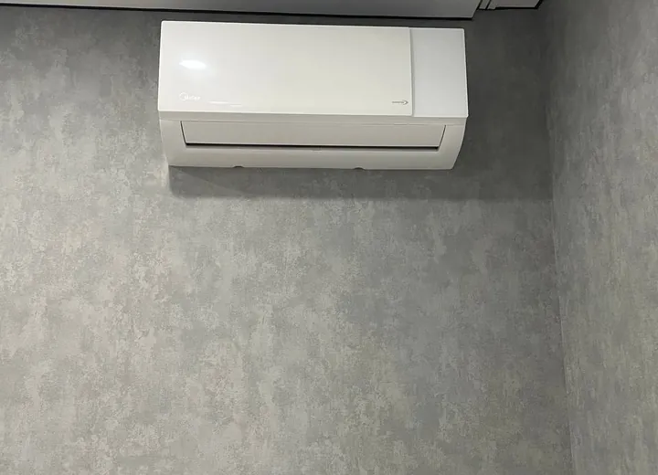 Готовый монтаж кондиционера Midea у окна
